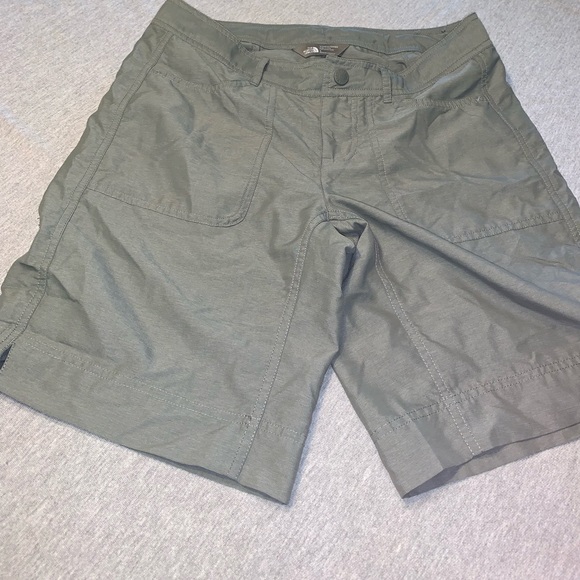 North Face Women’s Shorts Size 6 Nice! - Picture 3 of 8